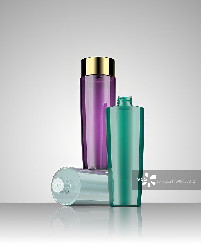 蓝色紫色玻璃爽肤水化妆品瓶子组合图片素材