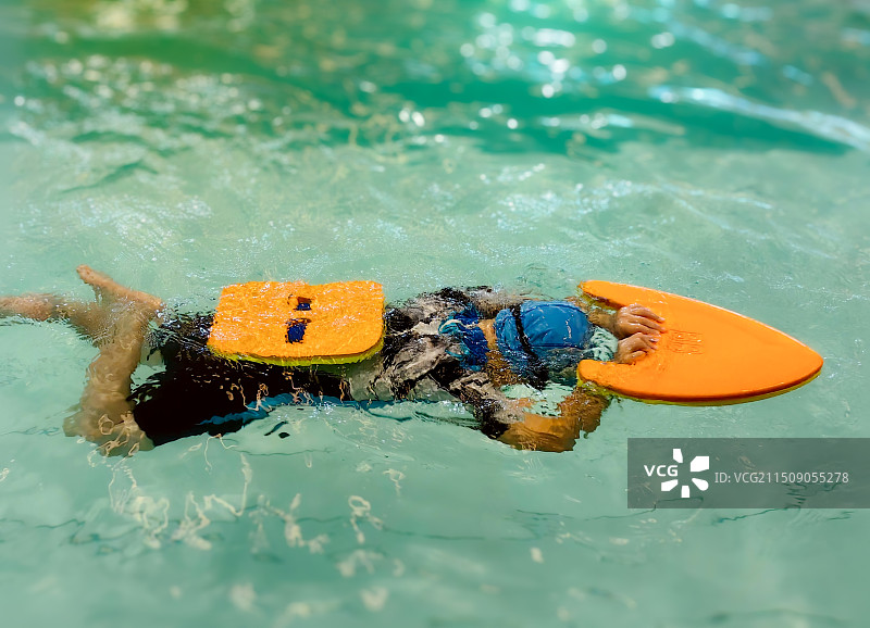 学游泳的小朋友图片素材