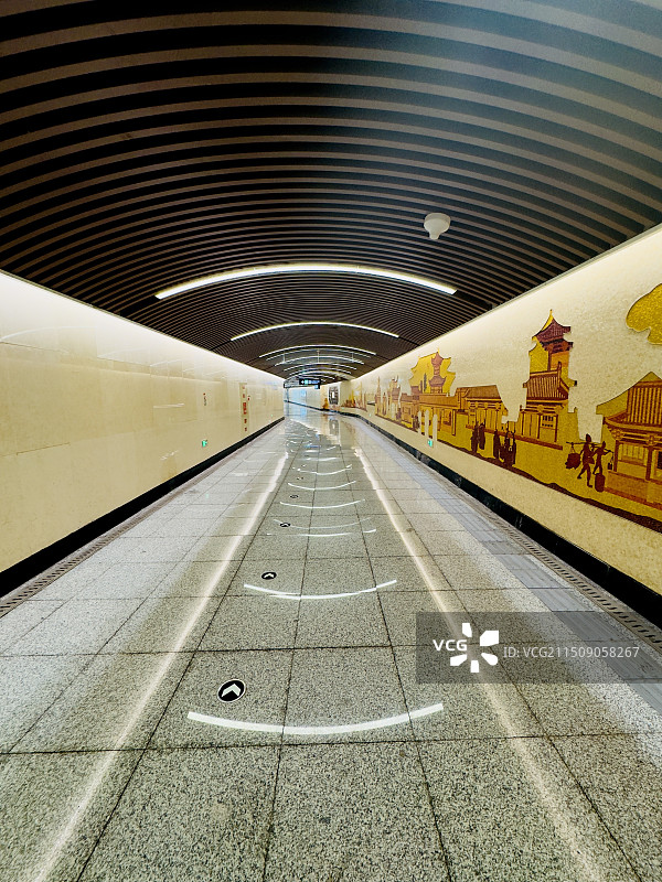 北京地铁19号线太平桥站无人的地下通道图片素材