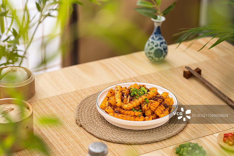 日式亮调高级风小吃狼牙土豆 狼牙土豆 麻辣土豆 土豆条 香辣土豆图片素材