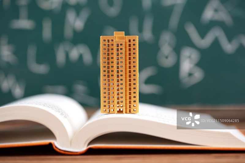 微缩创意翻开书本上的房子模型图片素材