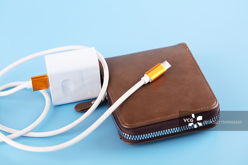 钱包和充电器随时充电图片素材