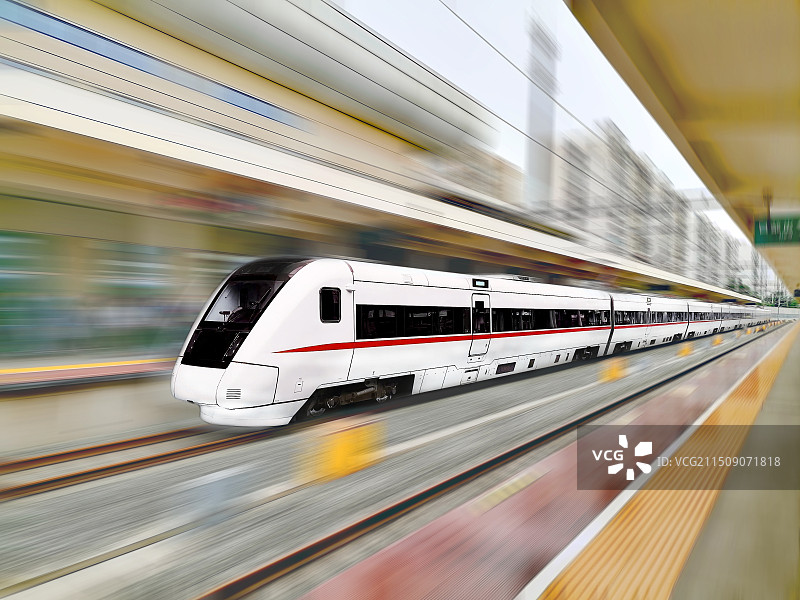 疾驰的动车驶入车站图片素材