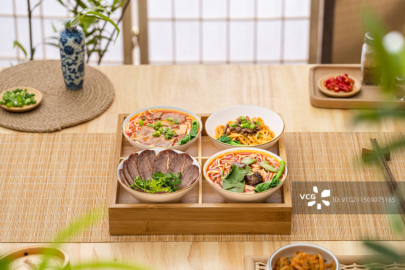 日式和风高级感四碗四川牛肉面条图片素材