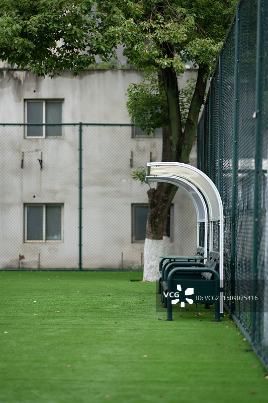 运动场上白色顶棚休息椅图片素材