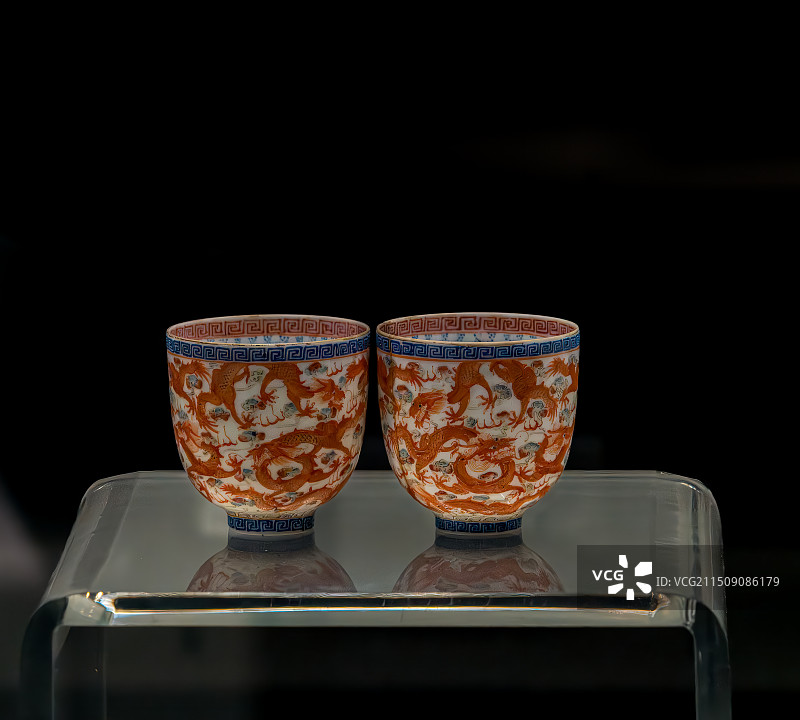 清代瓷器，乾隆款粉彩云龙纹杯图片素材