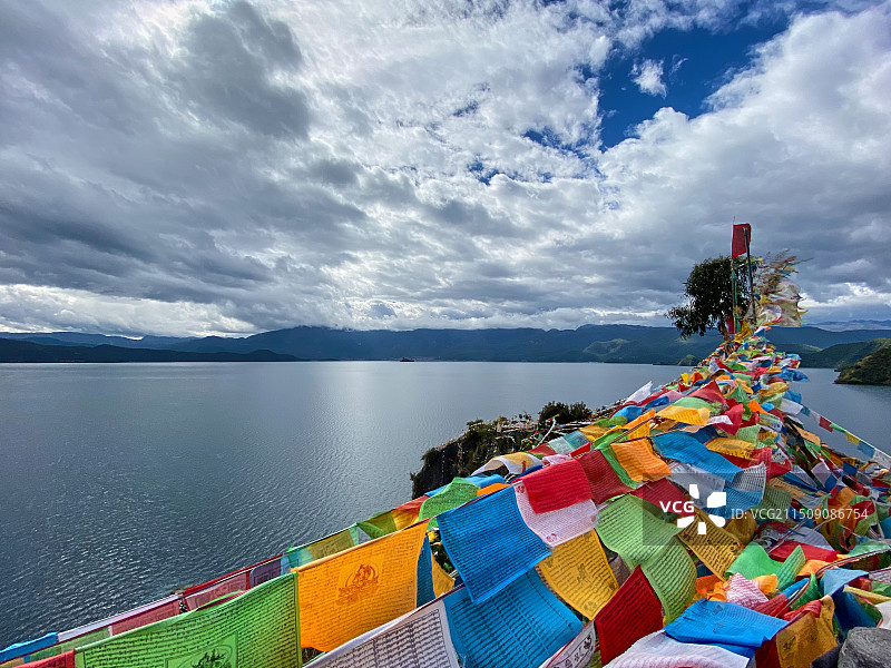 泸沽湖边泸源崖彩色经幡图片素材