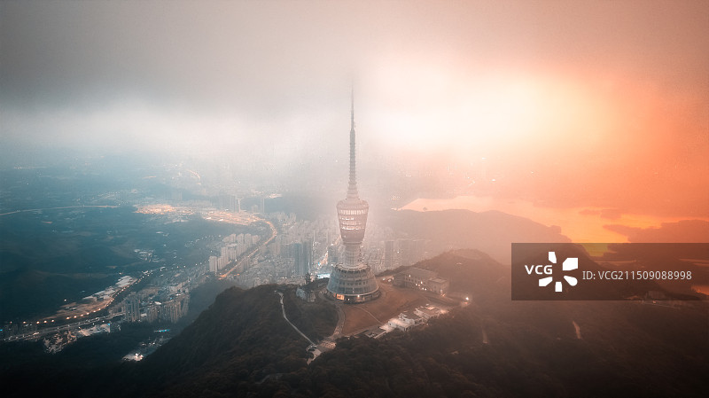 风雨来临前的深圳梧桐山电视塔图片素材