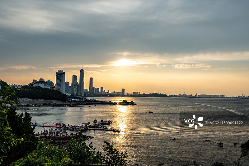 烟台月亮湾与世贸大厦晚霞同框图片素材