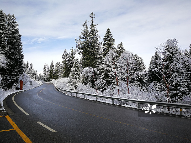 冬天空旷的道路图片素材