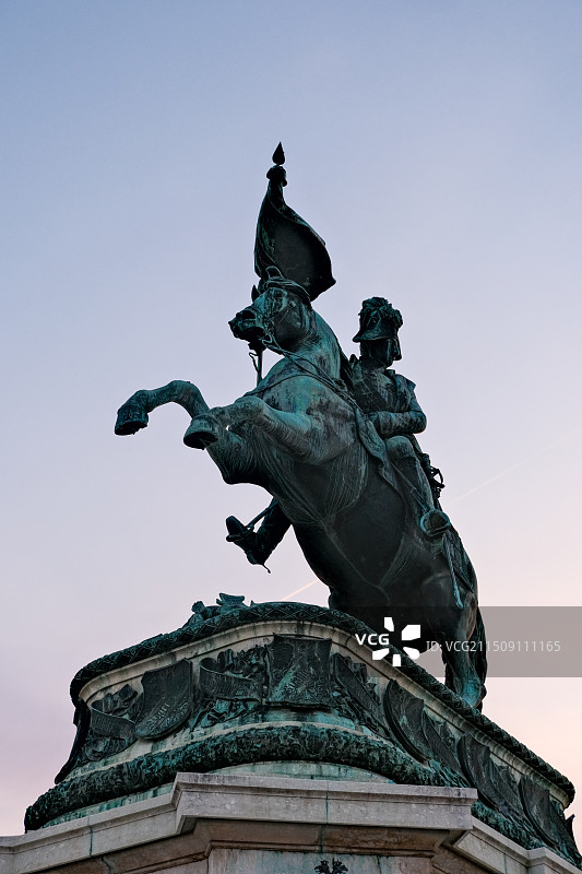 青铜雕像人与旗帜与马图片素材