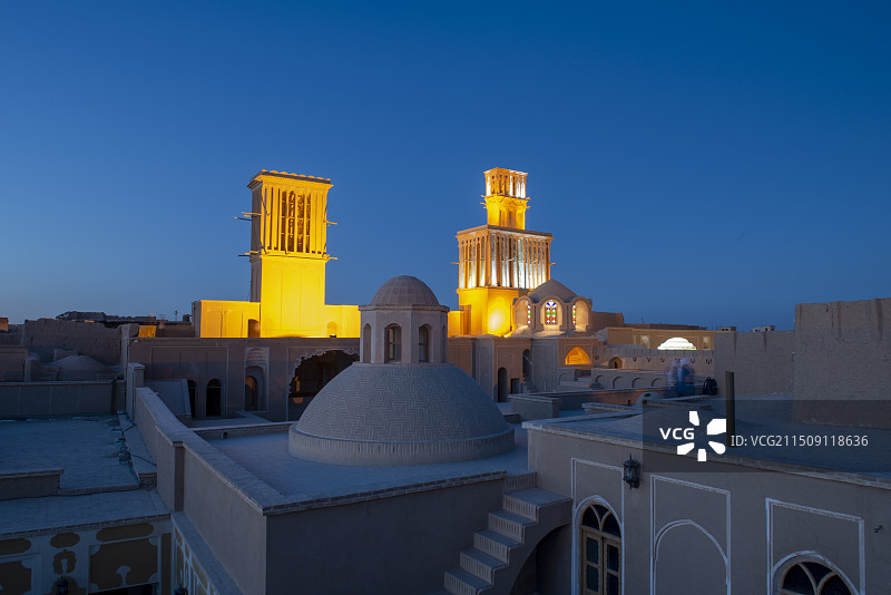 夜色中的亚兹德老城风塔图片素材