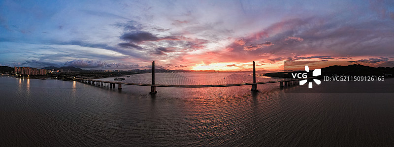珠海淇澳大桥伶仃洋黄昏航拍全景图片素材