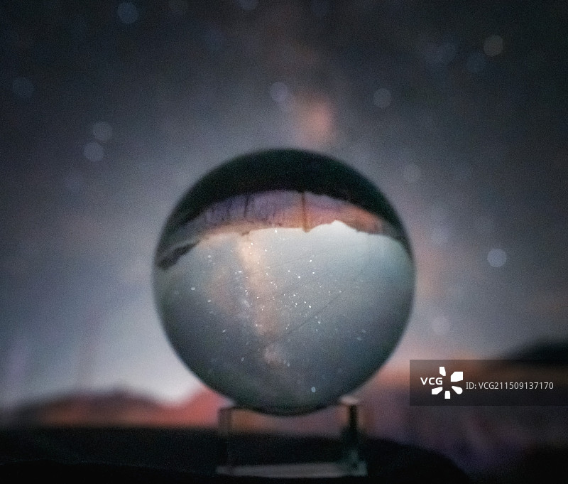 水晶球中看新疆图片素材