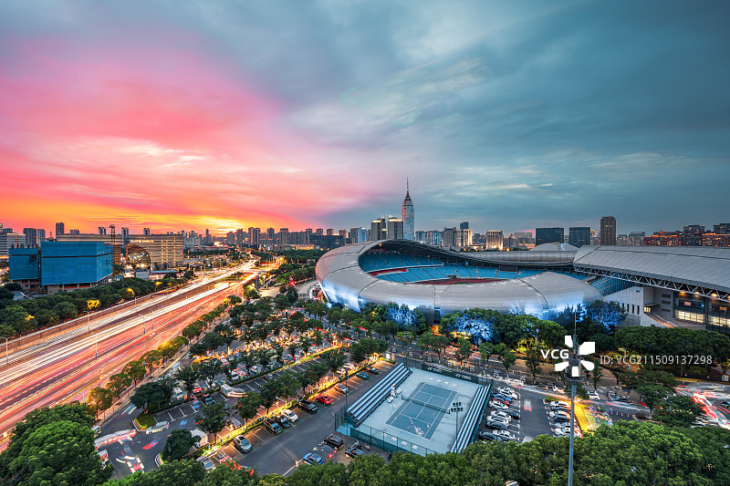 常州市的晚霞车流与夜幕降临图片素材