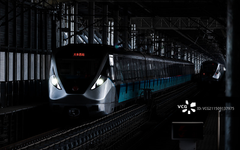 迎面驶来的地铁图片素材