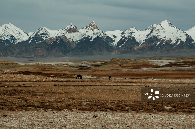 木吉火山群，帕米尔之眼，雪山下的火山地貌图片素材