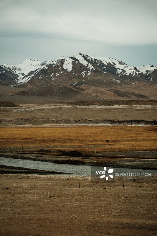 木吉火山群，帕米尔之眼，雪山下的火山地貌图片素材