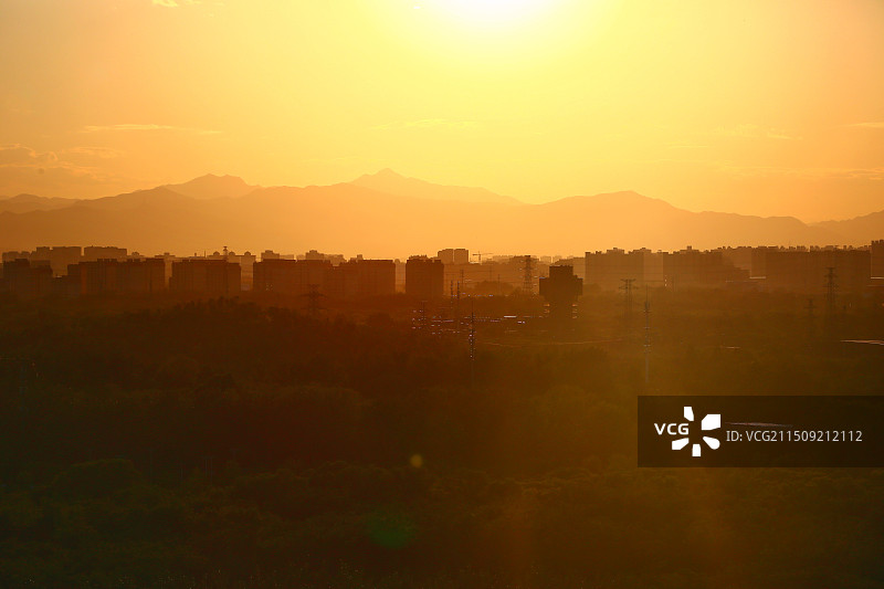 夏季傍晚时分在南苑森林湿地公园观景台远眺西山赏日落图片素材
