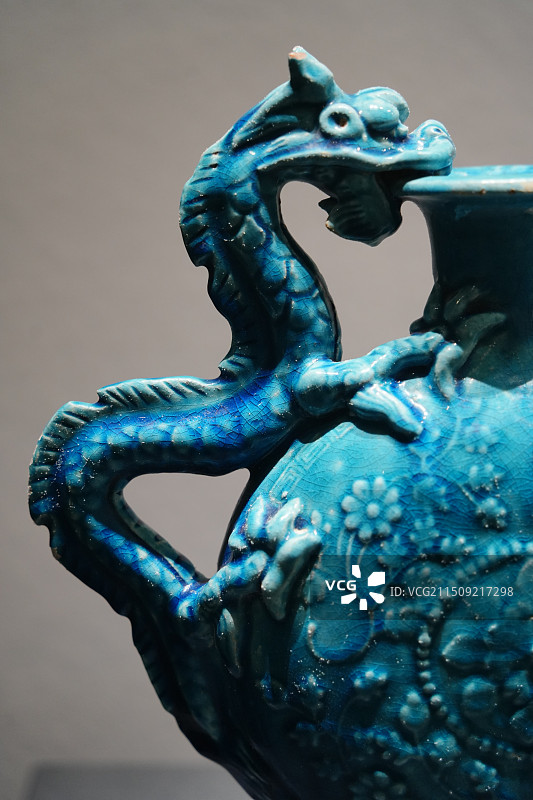 明代孔雀蓝釉双龙瓶，山东潍坊青州博物馆 诸侯藩王 文博热图片素材
