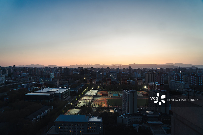 北京 北京师范大学 黄昏下被照亮的操场图片素材