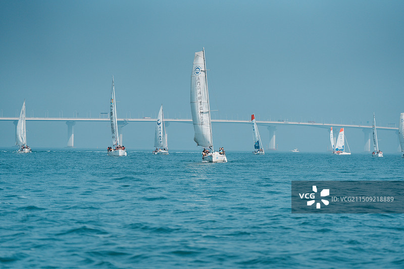 海面上的帆船图片素材