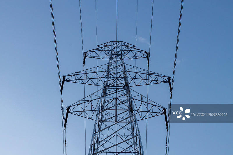 蓝天下的高压输电塔图片素材