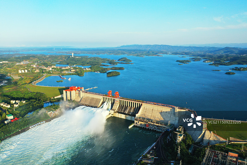 湖北十堰:丹江口大坝泄洪图片素材