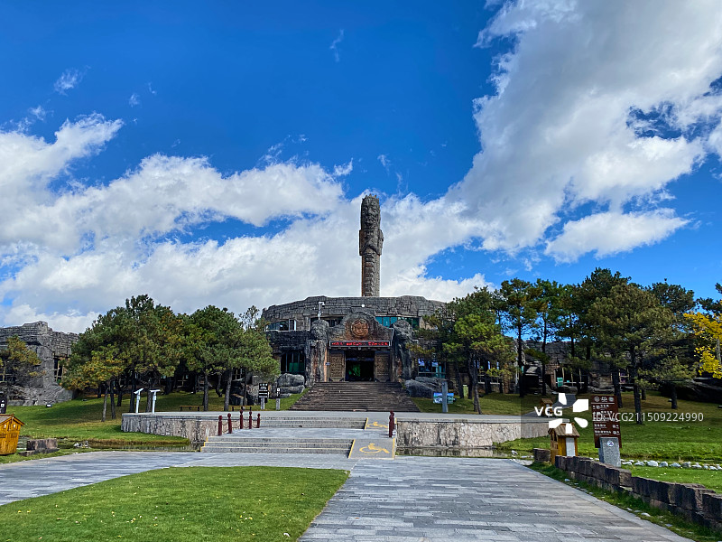 玉龙雪山候车大厅建筑图腾柱图片素材