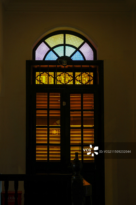 窗户上的彩色玻璃图片素材