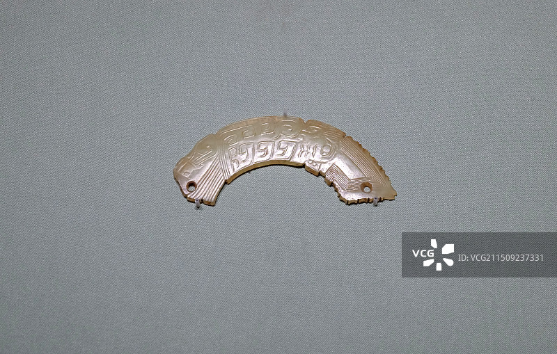 玉璜 商 1985年济南市济阳区刘台子遗址M6出土 山东省文物考古研究院藏 山东博物馆礼运东方特展图片素材