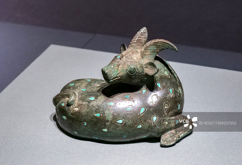 镶嵌绿松石铜卧牛 战国 1978年济南市平阴县孝直镇出土 平阴县博物馆藏 山东博物馆礼运东方特展图片素材