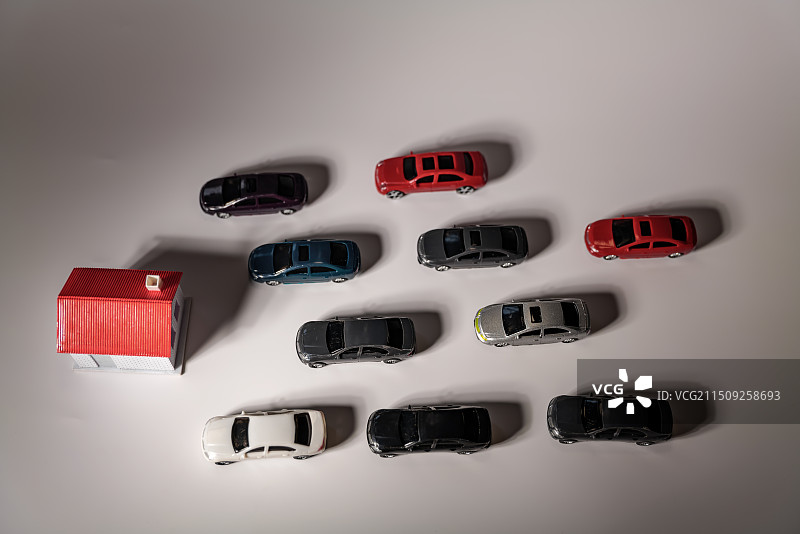 正上方白色背景的玩具车照片图片素材