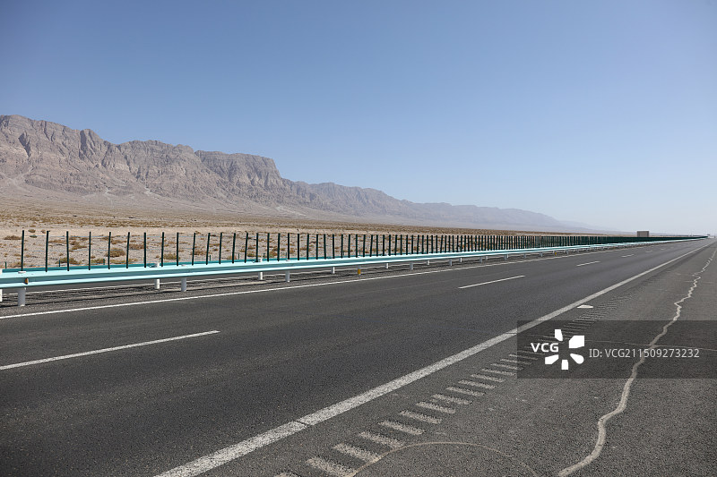 雪山上的公路道路独库公路汽车广告背景图片图片素材