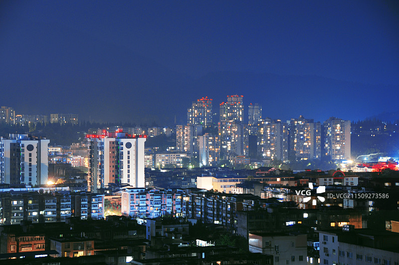 中国四川省雅安市雨城区城市夜景图片素材