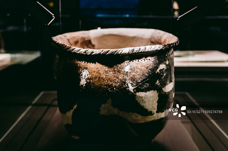 位于海拉尔的内蒙古呼伦贝尔历史博物馆的战国三足灰陶鬲图片素材