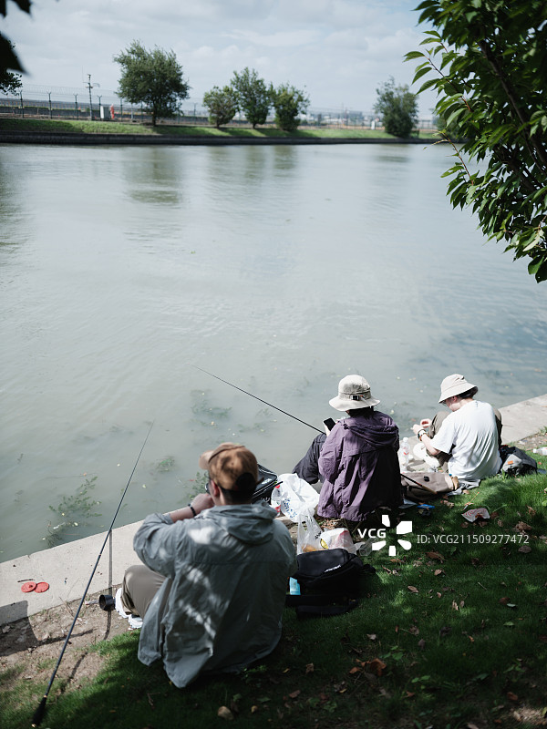 上海虹桥机场外河边的垂钓图片素材