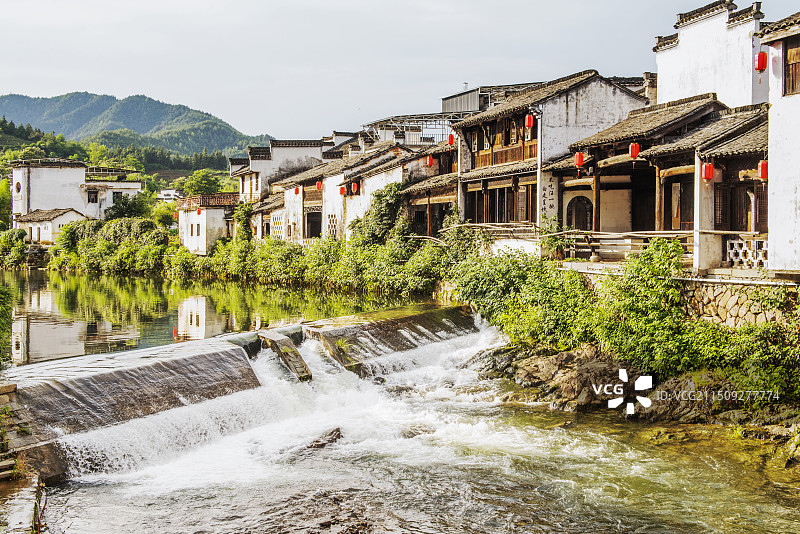 安徽呈坎江南第一村  呈坎八卦村 黄山呈坎景区 瀑布  古村落 古民居 房屋图片素材