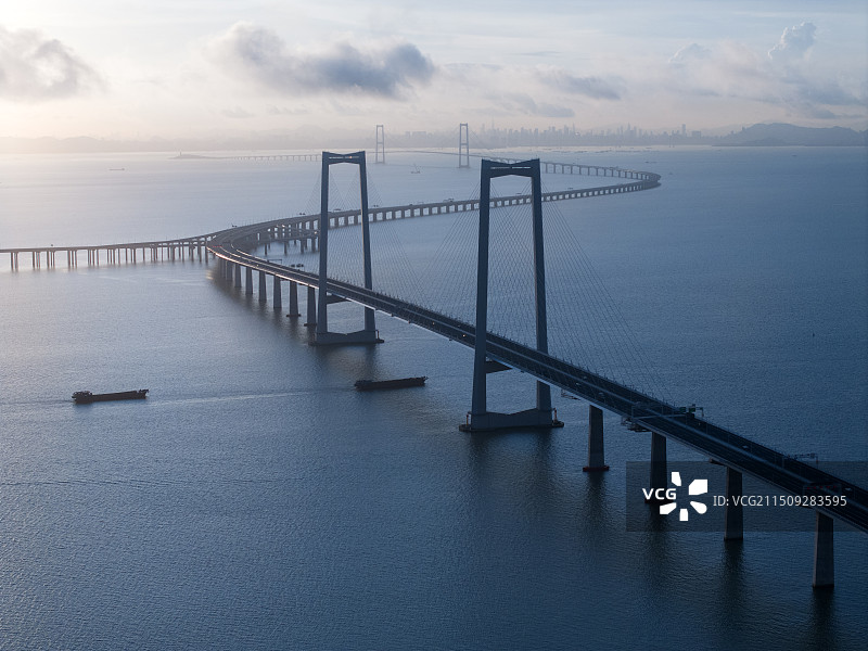 深中通道日出天空红色朝霞光线 汽车房地产旅游城市广告背景图图片素材