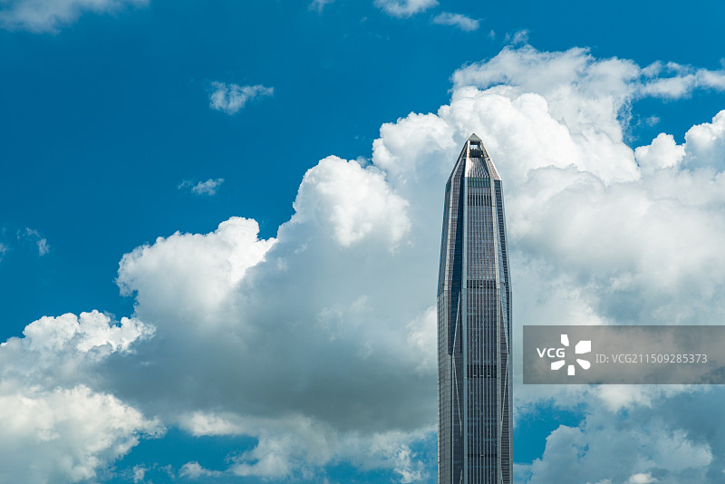 深圳平安金融中心大楼地标建筑与蓝天白云日景城市风光图片素材