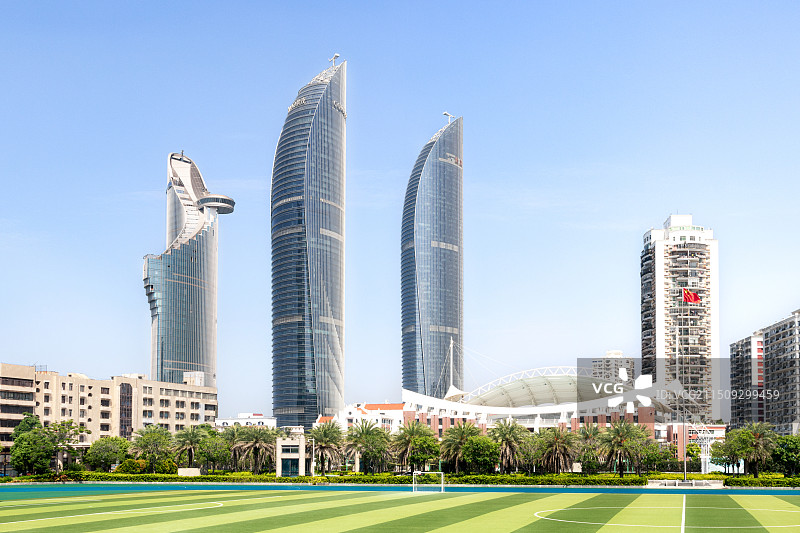 厦门夏季双子塔大楼与足球场图片素材