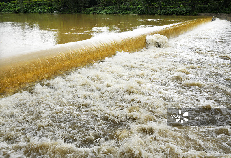 山东枣庄汛期的暴涨的河水图片素材