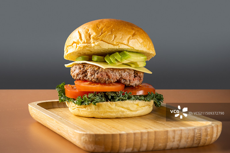 牛油果牛肉汉堡图片素材