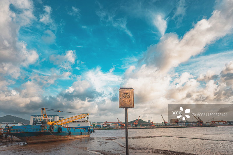 天光云影里的镇海渡口图片素材