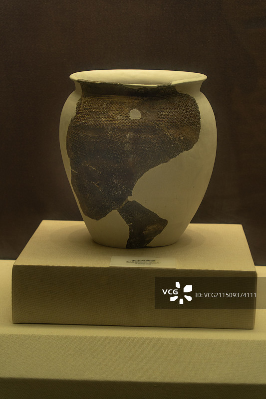 兴安灵渠博物馆秦代米字纹陶罐图片素材