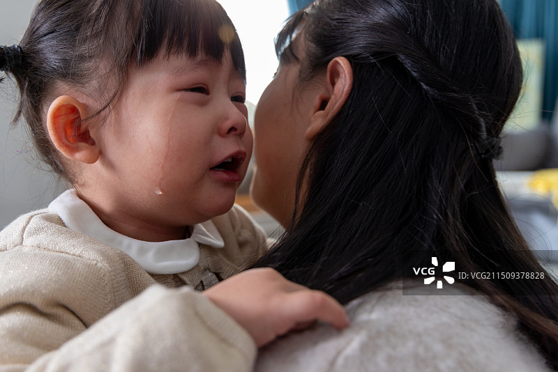 妈妈在安慰伤心的小女孩图片素材