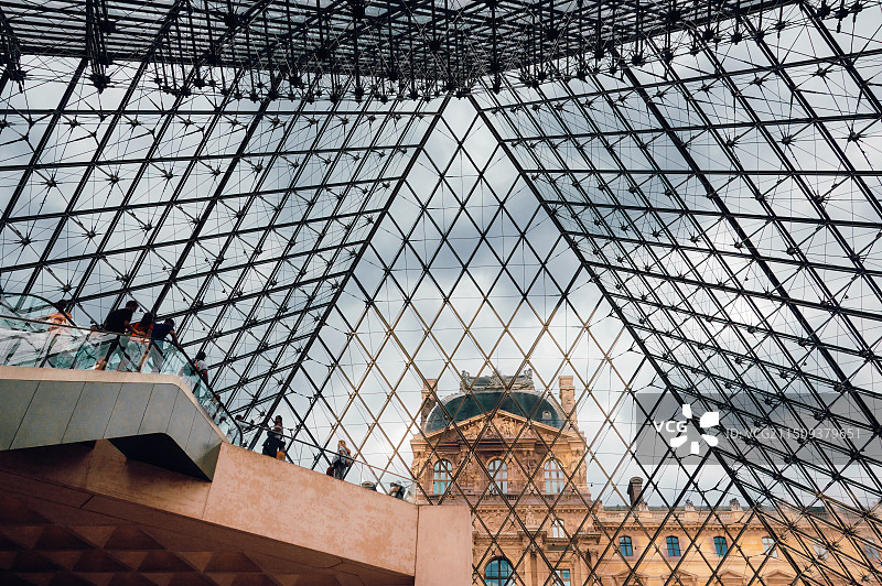 巴黎卢浮宫玻璃金字塔内景Louvre Pyramid图片素材