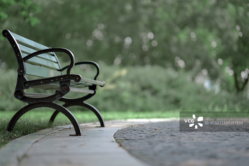 公园里的空长凳图片素材