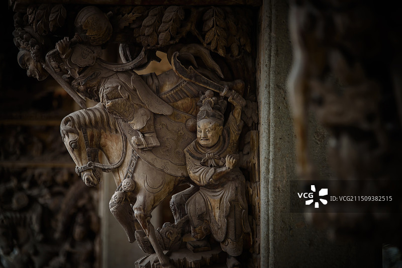 浙江省金华市兰溪市诸葛八卦村古建筑上的木雕工艺图片素材