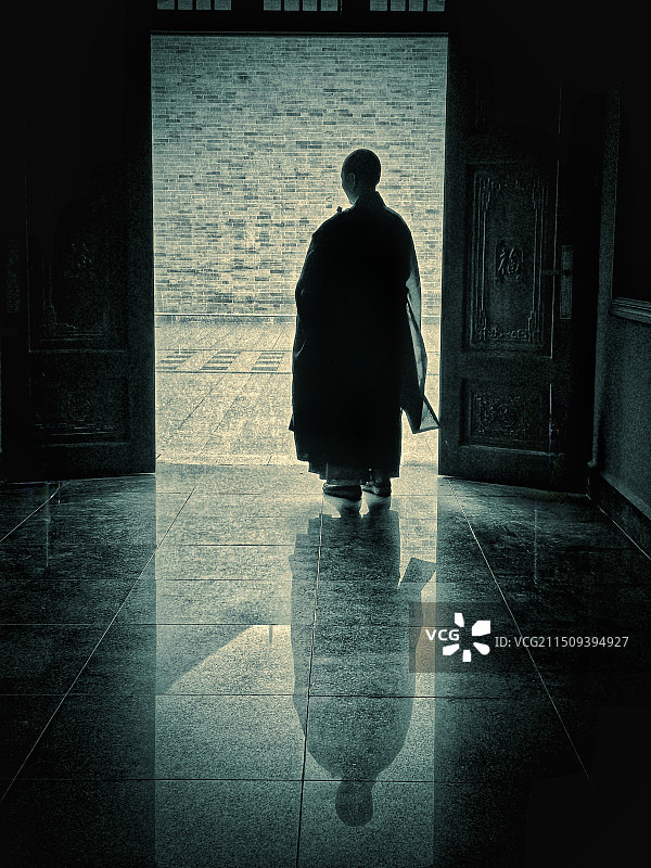古寺福门弟子背影特写图片素材